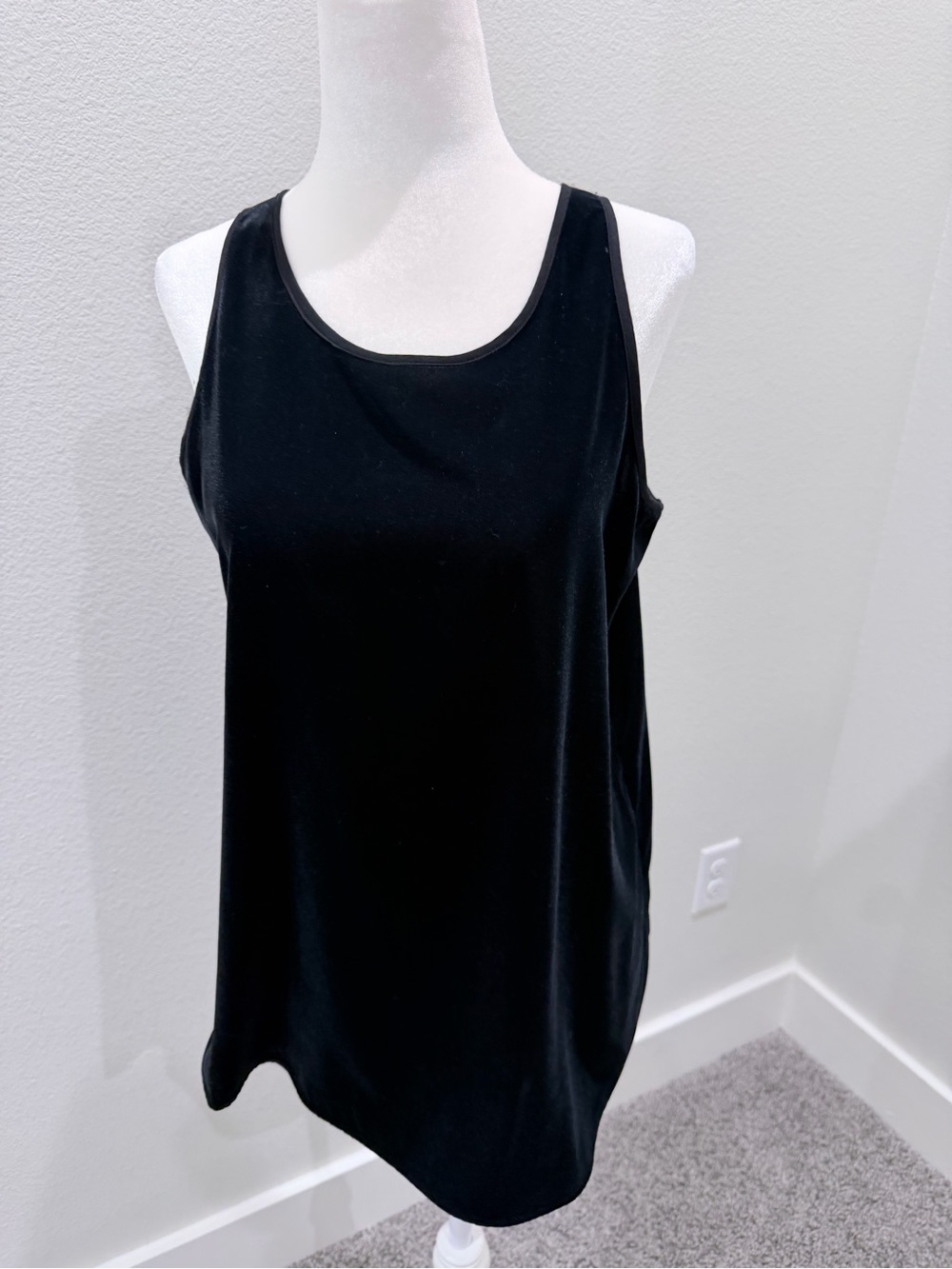 Women's Black Scoop Neck Velvet  Tank Top